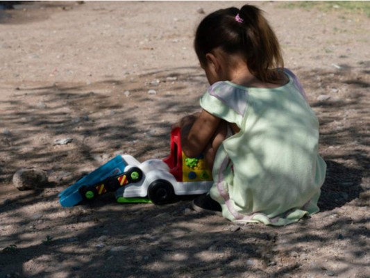 Agente fronterizo obliga a niña hondureña de tres años a elegir qué padre deportar a México