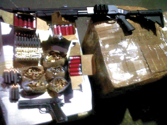 Encuentran contenedor con armas