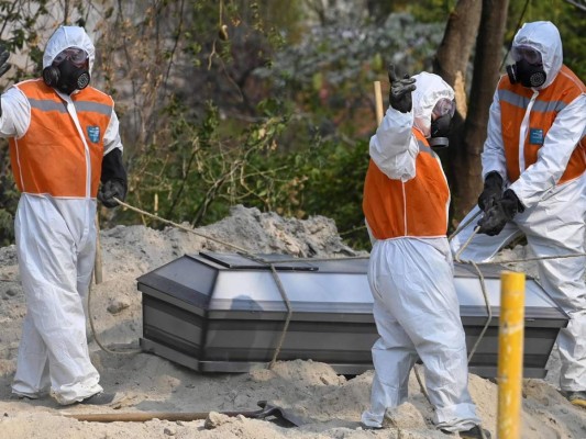 Cavan centenares de tumbas en cementerio argentino por el coronavirus