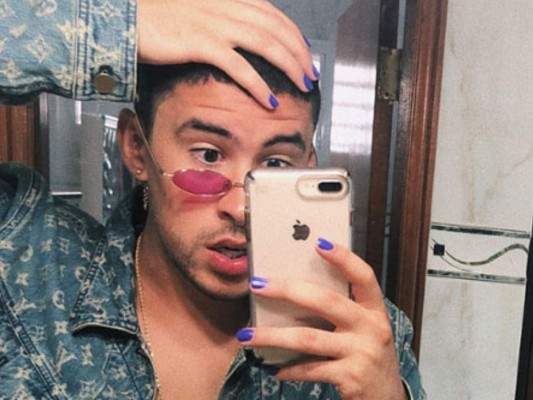 ¿Por qué Bad Bunny se pinta las uñas?