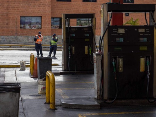 FOTOS: El suplicio de los venezolanos por agua y combustible en cuarentena
