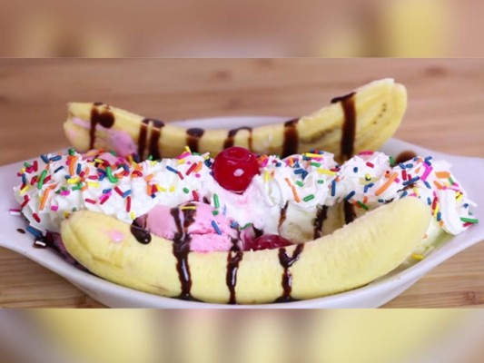 Prepara una deliciosa banana split y comparte en familia