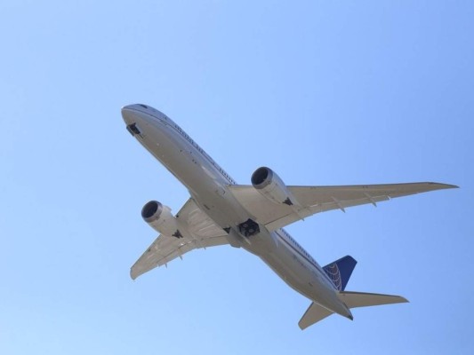 Desaparece avión con 62 personas a bordo tras despegar de Indonesia