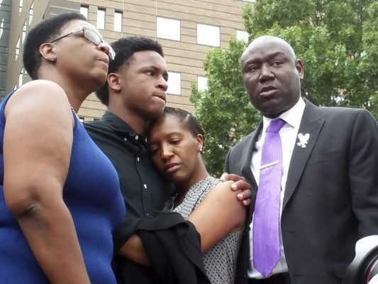 Policía de Texas despedida tras matar a un inmigrante en el apartamento equivocado&nbsp;