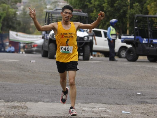 Maratón: Agentes de Tránsito corren 'a exceso de velocidad'