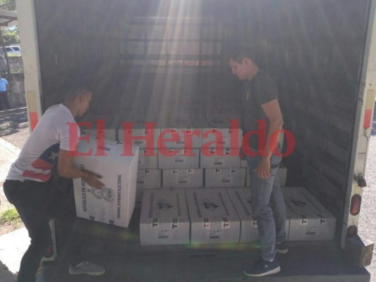 Tribunal Supremo Electoral comienza a cargar camiones con maletas electorales para ser llevadas a toda Honduras