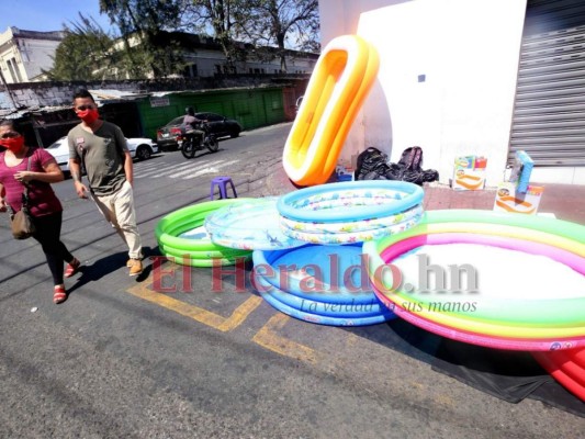 FOTOS: Viernes Santo con mercados y bancos abarrotados en la capital