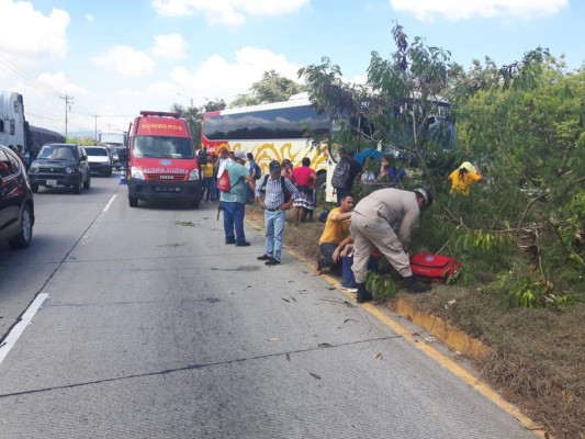 Tres heridos deja choque entre bus y vehículo de la UNAH-VS en la carretera CA-13