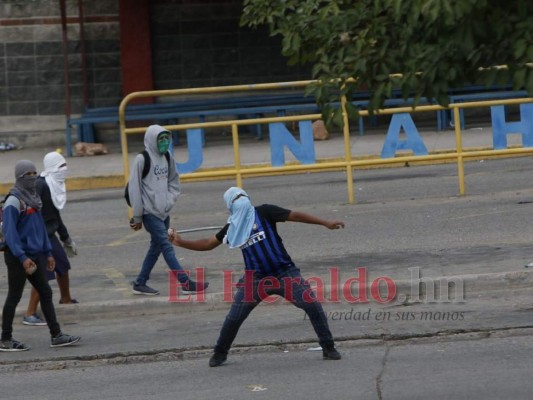 Encapuchados protagonizan disturbios enfrente de la UNAH