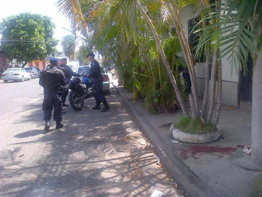 Desde carro en marcha disparan contra dos hombres en San Pedro Sula