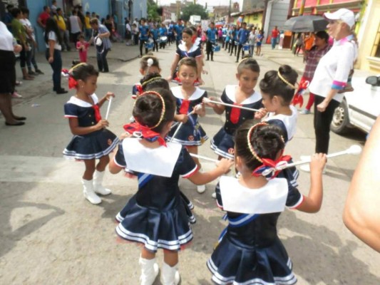 Colorido desfile de jardines escolares en Comayagua