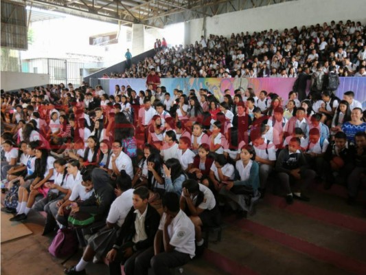 Con baile, música y hasta palillonas, así celebra el Instituto Central Vicente Cáceres su 140 aniversario