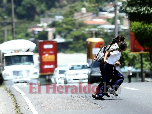 FOTOS: Un paso en falso de sus padres podría cobrar la vida de estos niños en 'cruces de la muerte' de la capital