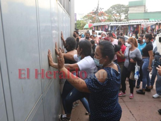 Familiares de reos piden a JOH retirar a militares de las cárceles