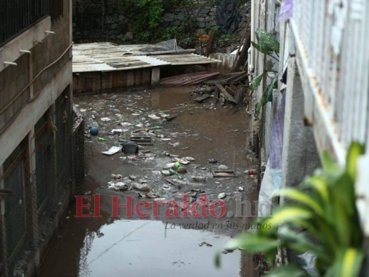 FOTOS: Colapso de tubería deja en la calle a cinco familias en colonia San Miguel