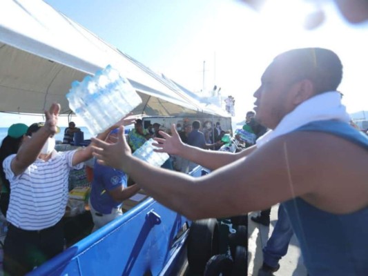 Entregan ayuda humanitaria tras pavoroso incendio en Guanaja