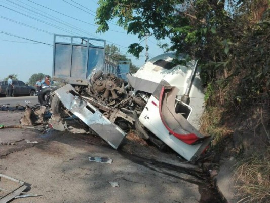Un muerto y cinco heridos deja aparatoso accidente entre rastras en Cofradía, Cortés