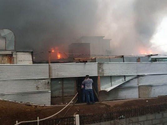 Incendio en Mercado Oriental consume 60 puestos en Nicaragua