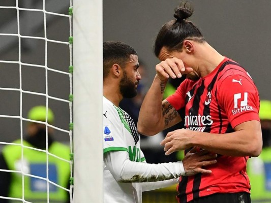 Zlatan Ibrahimović se lamenta en la derrota que sufrió el Milan ante Sassuolo. FOTO:AFP.