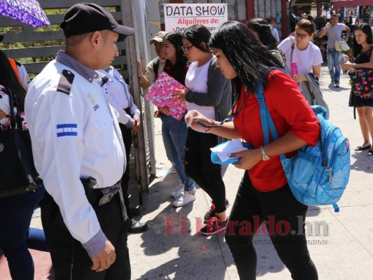 FOTOS: Estudiantes se las ingenian para ingresar a la UNAH con nueva medida de presentar carné