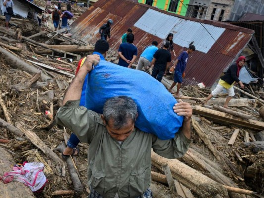 Imágenes de muertes, caos y destrucción por inundaciones en Indonesia