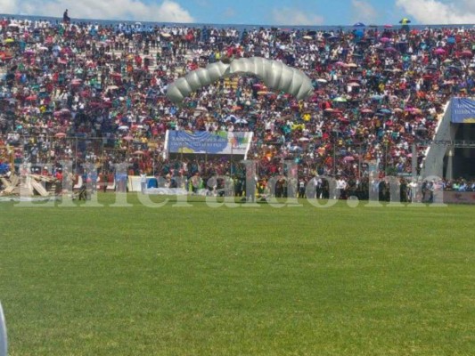 Paracaidistas y estrategias militares presentes en desfiles patrios 2016