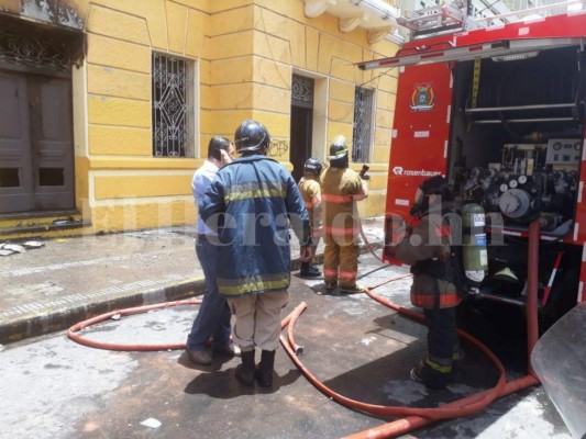 Fotos: Destruido parte del archivo capitalino luego que vándalos incendiaran el Palacio Municipal de Tegucigalpa