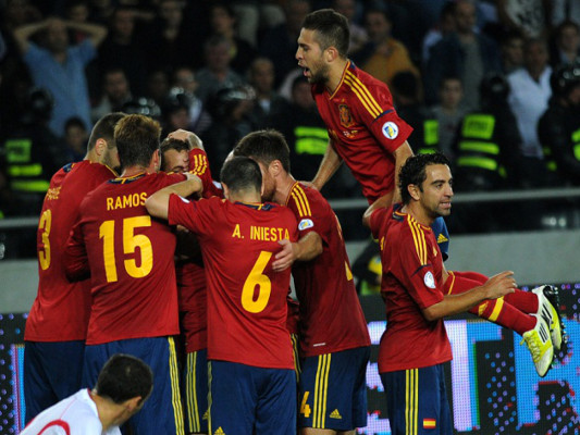 España, Alemania e Italia ganan sin brillo, Inglaterra empata en casa