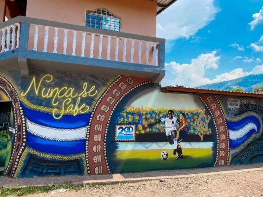 En uno de los círculos maya que forman parte del mural se puede apreciar una imagen del partido entre Honduras y España en el Mundial de 1982. Arriba se aprecia la inmortal frase 'Nunca se sabe'