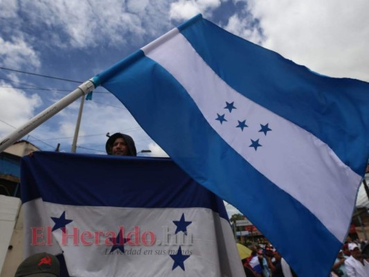Tensión y quema de llantas: las imágenes de las protestas de este miércoles en la capital
