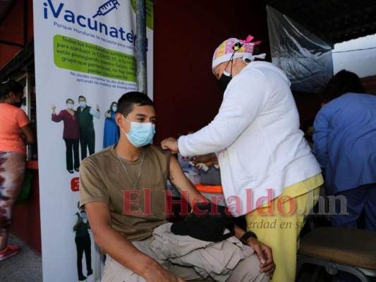 Así fue el inicio de la vacunación anticovid en mercados capitalinos (Fotos)