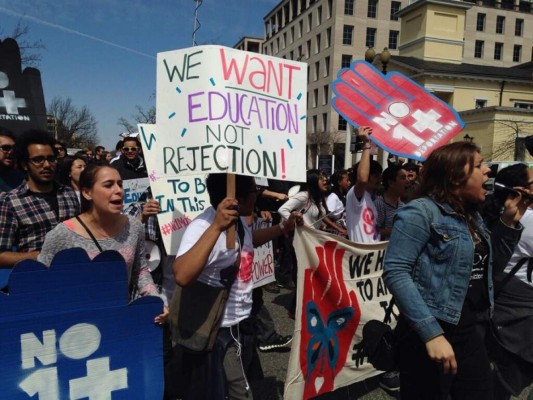 Inmigrantes piden al presidente Barack Obama frenar deportaciones