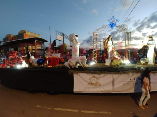 FOTOS: Coloridas carrozas engalanan la Navidad Catracha en la capital