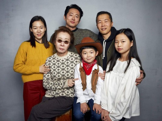 Han Yeri, de izquierda a derecha comenzando por la fila trasera, Steven Yeun, el director Lee Isaac Chung, Yuh Jung Youn, Alan Kim y Noel Cho posan durante la promoción de la película 'Minari' en Music Lodge en el Festival de Cine de Sundance. Foto: AP.