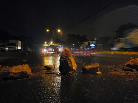 ¡Precaución! Enormes piedras obstaculizaron calles del anillo periférico tras tomas de la Alianza