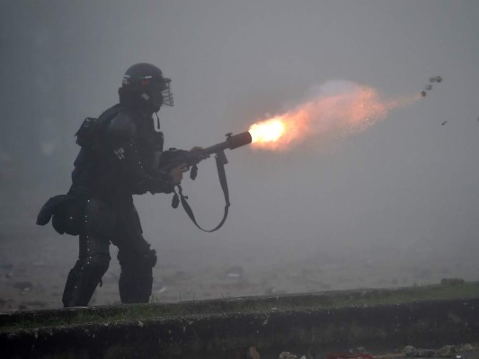 Al menos 19 muertos y 800 heridos en cinco días de disturbios en Colombia