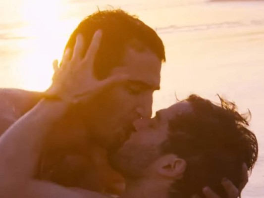 Poncho Herrera y su apasionado beso gay en la playa