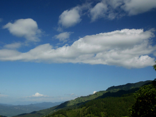 Formaciones naturales que flotan en el cielo