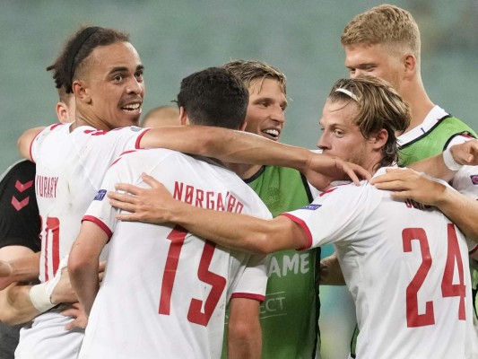 El delantero danés Yussuf Poulsen (izq.) Celebra con sus compañeros de equipo tras ganar el partido de cuartos de final de la UEFA EURO 2020 entre la República Checa y Dinamarca en el Estadio Olímpico de Bakú.