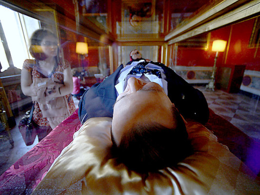 'El sueño de Italia': Berlusconi en un féretro de cristal