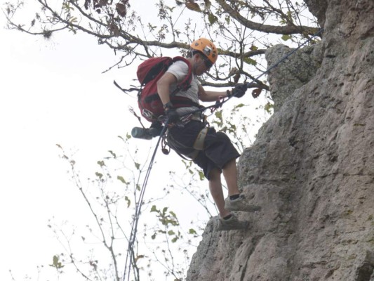 Un aventurero que vive desafiando riscos y montañas
