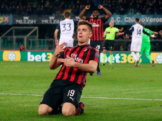Krzysztof Piatek festeja tras anotar un gol para el Milan en la victoria 2-1 ante Chievo en la Serie A italiana, el sábado 9 de marzo de 2019, en Verona, Italia. (Filippo Venezia/ANSA vía AP)
