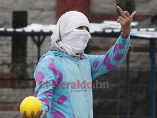 Las 13 imágenes más impactantes del caos fuera de la UNAH tras inicio de clases