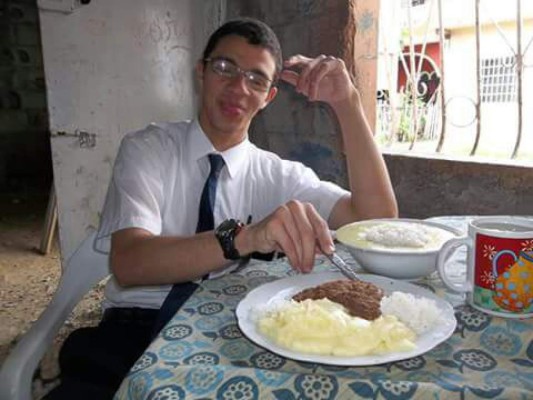 FOTOS: Así de alegre y servicial era Jonathan, el joven que perdió la vida a manos de un frío ladrón