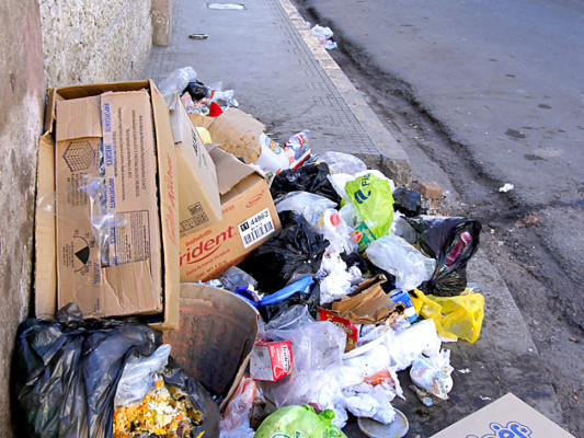 Barrenderos madrugan a recoger la basura de 2011