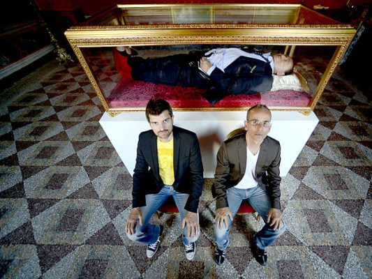 'El sueño de Italia': Berlusconi en un féretro de cristal