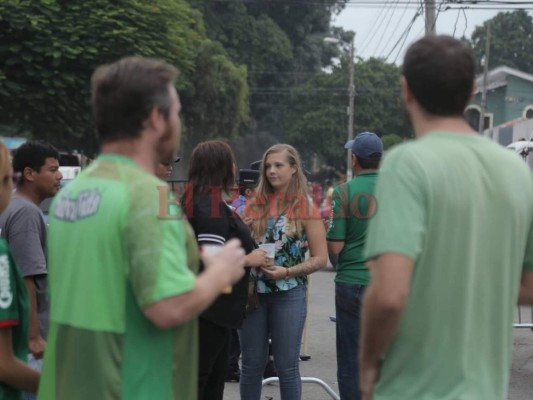 Aficionados molestos con estrictas medidas de seguridad en el Yankel Rosenthal