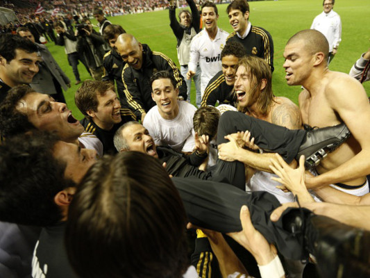 Cuando los jugadores del Madrid casi dejan caer a Mourinho