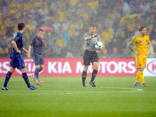 Francia se acerca a cuartos tras el diluvio (2-0)