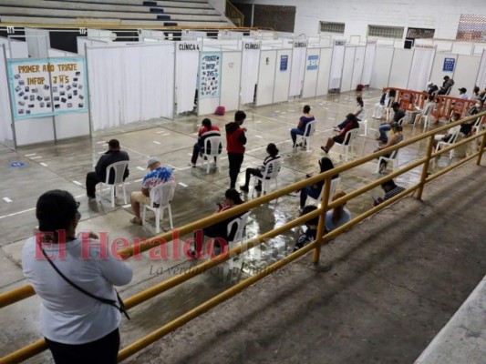 Ola de contagios: Abarrotados los puntos de vacunación y triajes en la capital (FOTOS)   